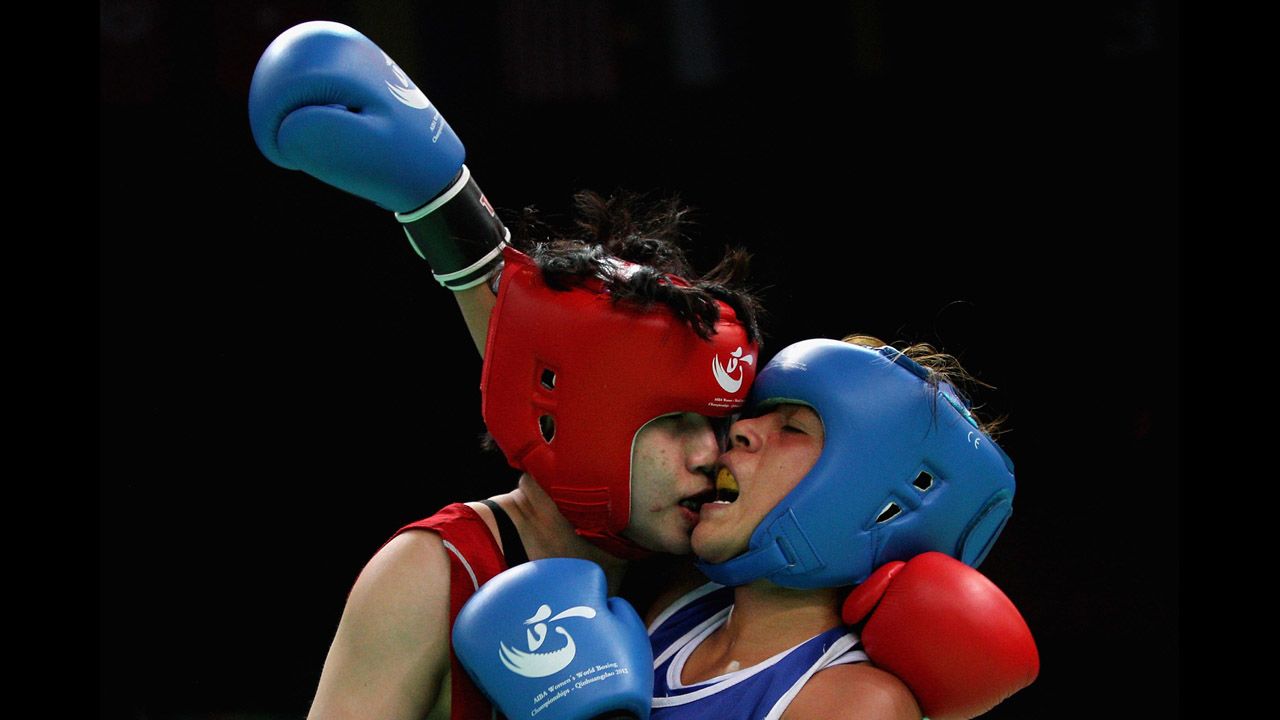 Dong Cheng, left, of China fights against Erika Cruz Hernandez, right, of Mexico in the Women's 60kg preliminary match during the AIBA women's world boxing championships on May 14 in Qinhuangdao, China.