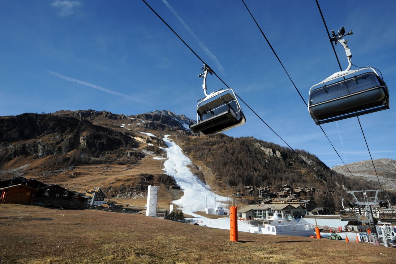 The 2011 "Criterium de la Premiere Neige" race had to be canceled due to a lack of snow on Val d'Isere's slopes. Hours after the decision was taken to call it off, the village was covered by a downfall but it was too late.