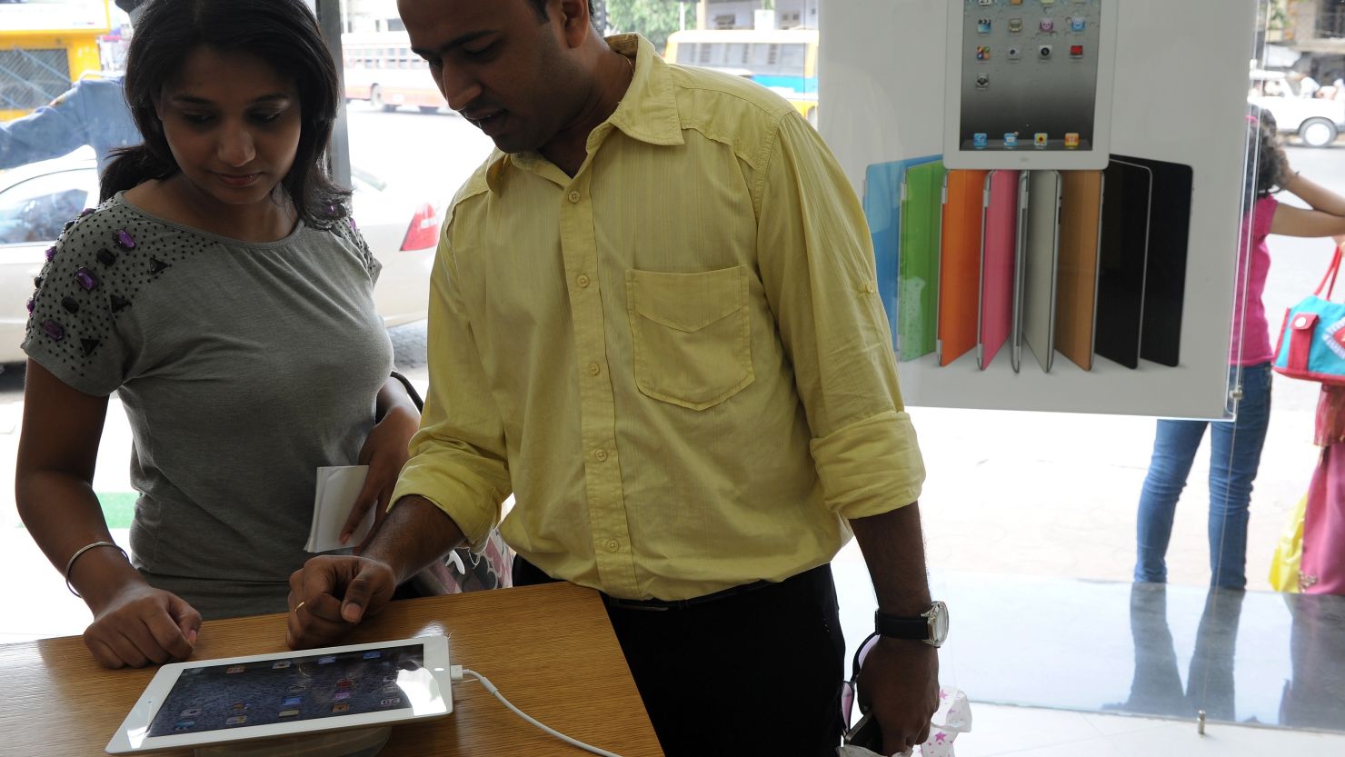 A couple in Mumbai, India, checks out the iPad 2 at an Apple reseller in 2011.