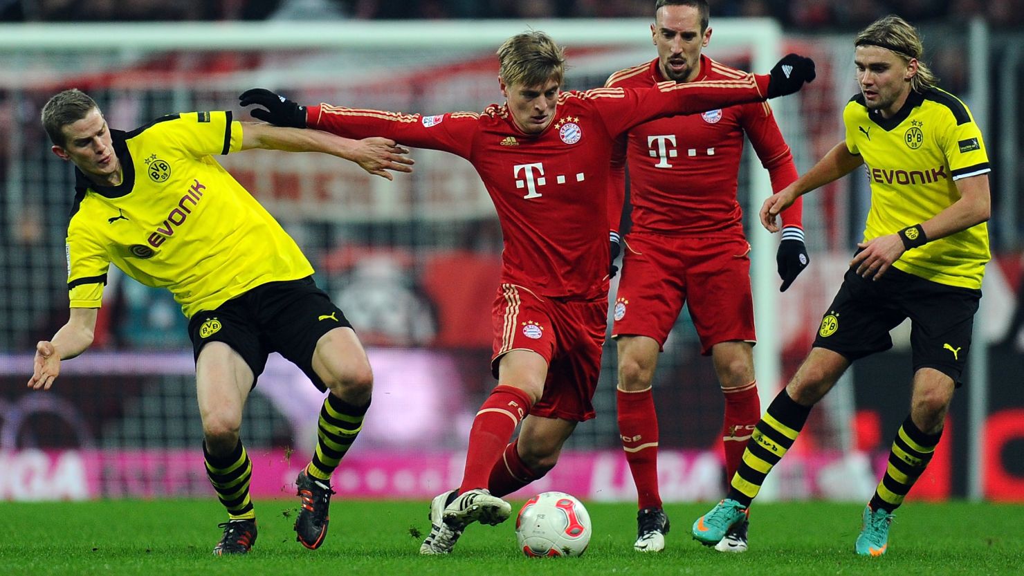 Bayern Munich's Toni Kroos fights his way through the Dortmund defense during the 1-1 draw at the Allianz Arena.