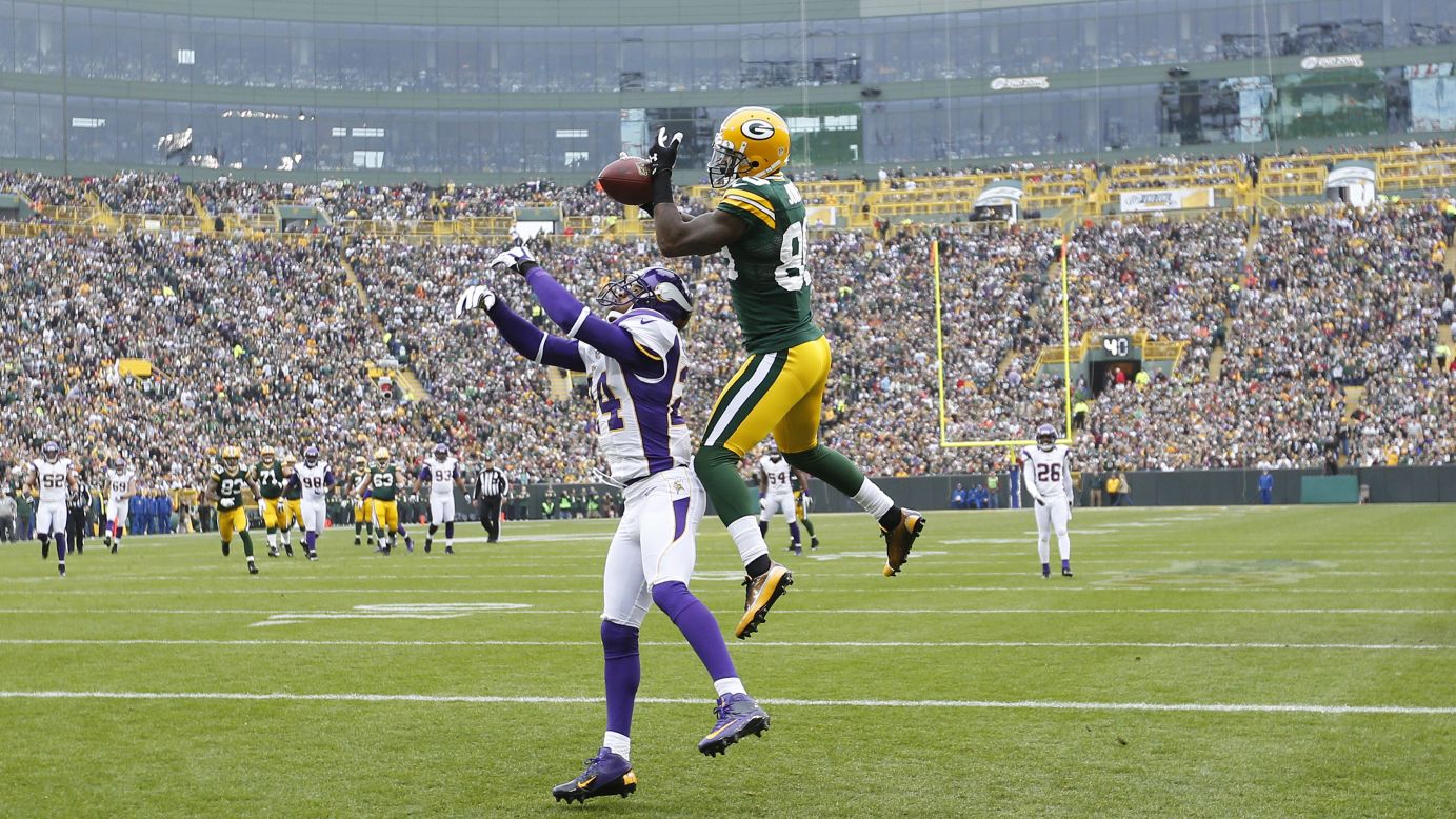 James Jones of the Green Bay Packers makes a 32-yard touchdown reception against A.J. Jefferson of the Minnesota Vikings on Sunday.