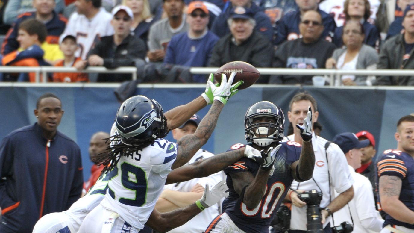 Earl Thomas, left, of the Seattle Seahawks knocks the ball away from Earl Bennett of the Chicago Bears on Sunday.