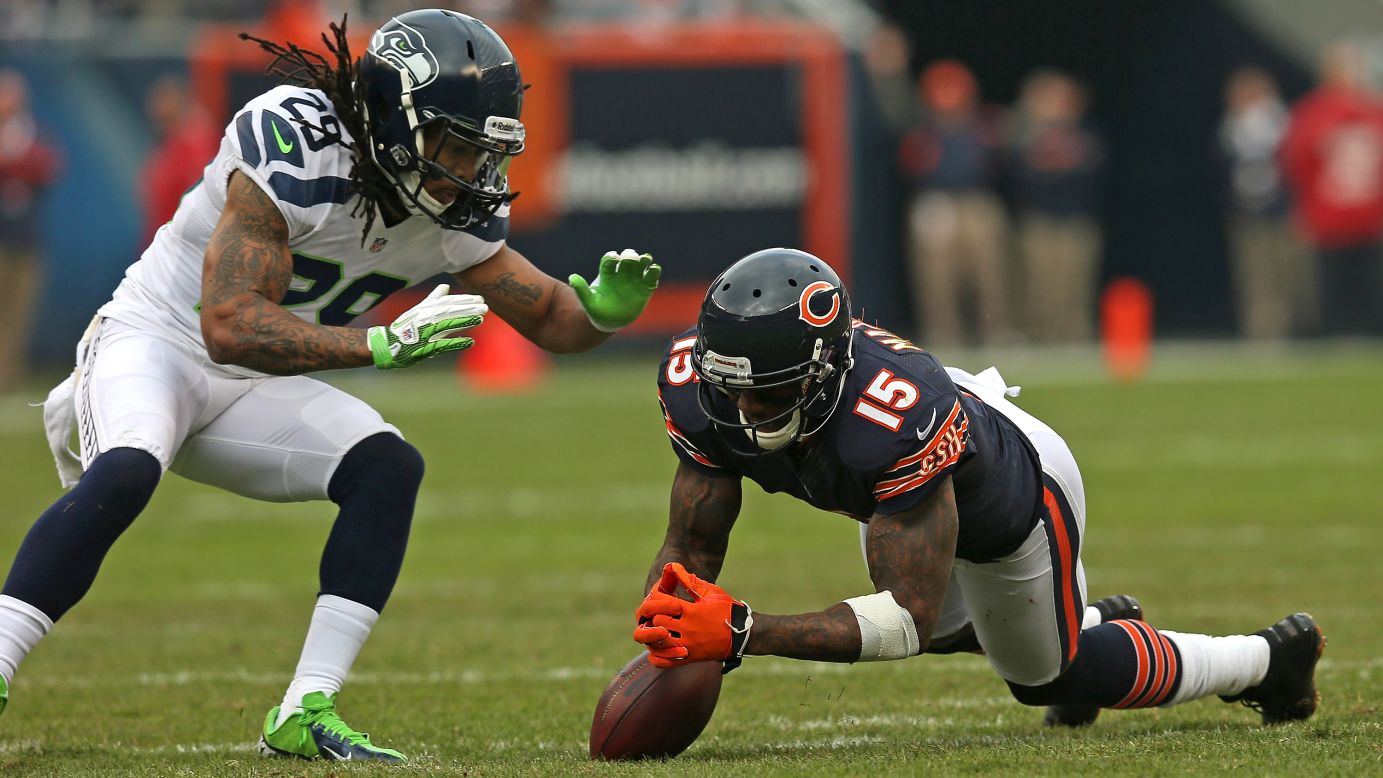 Brandon Marshall of the Chicago Bears recovers his own fumble as Earl Thomas of the Seattle Seahawks closes in on Sunday.