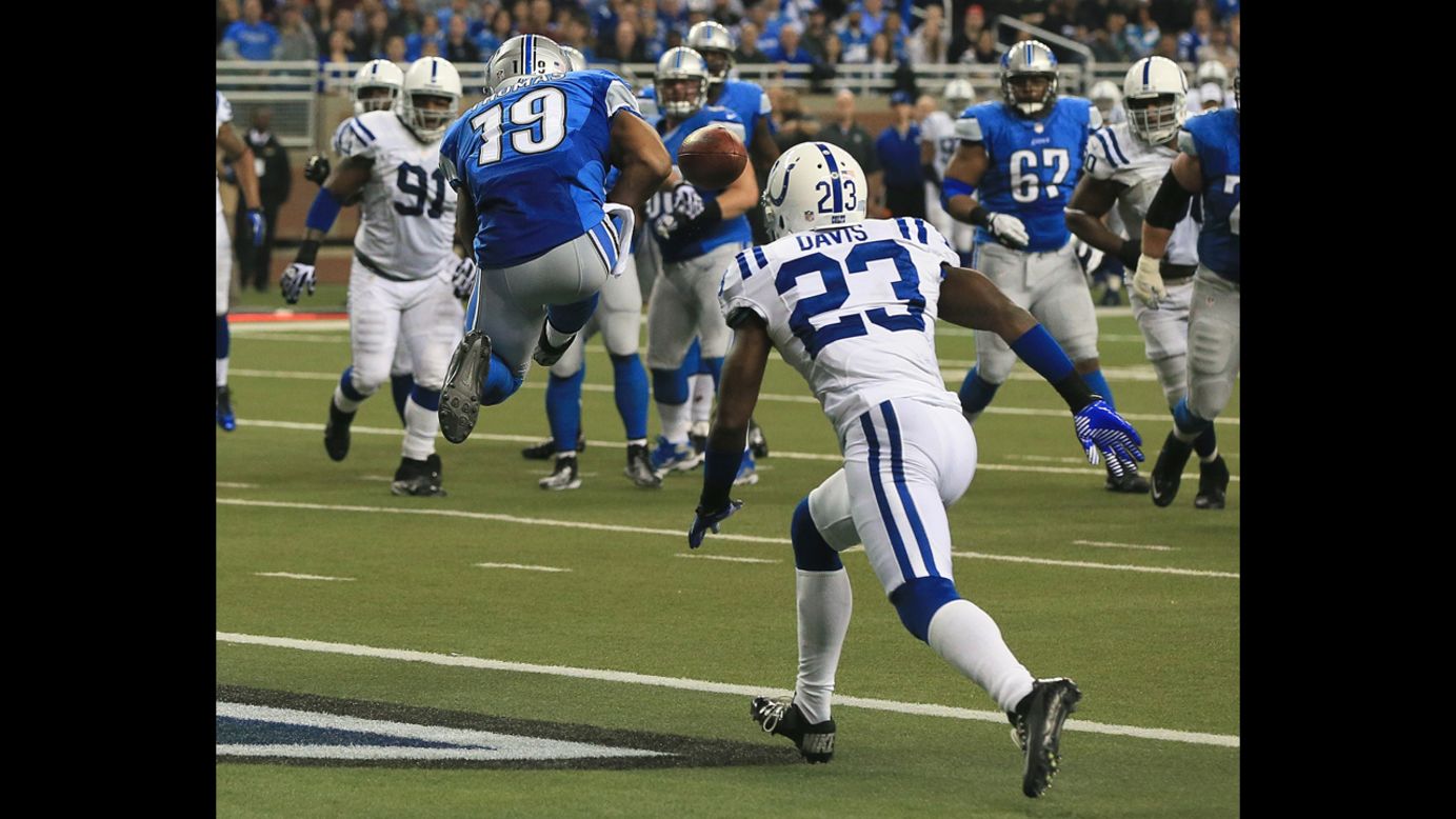 Mike Thomas of the Detroit Lions drops a pass in the end zone in front of Vontae Davis of the Indianapolis Colts on Sunday.