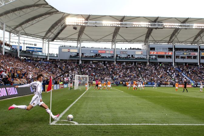 Beckham kicks a corner kick.