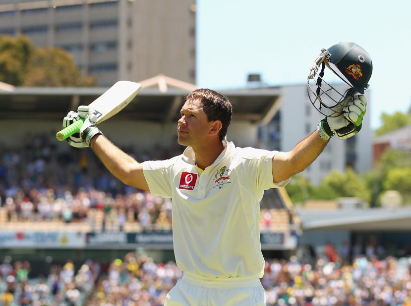 He was given a standing ovation by the 7,000-strong crowd, having matched Steve Waugh's record of Test appearances for Australia. 
