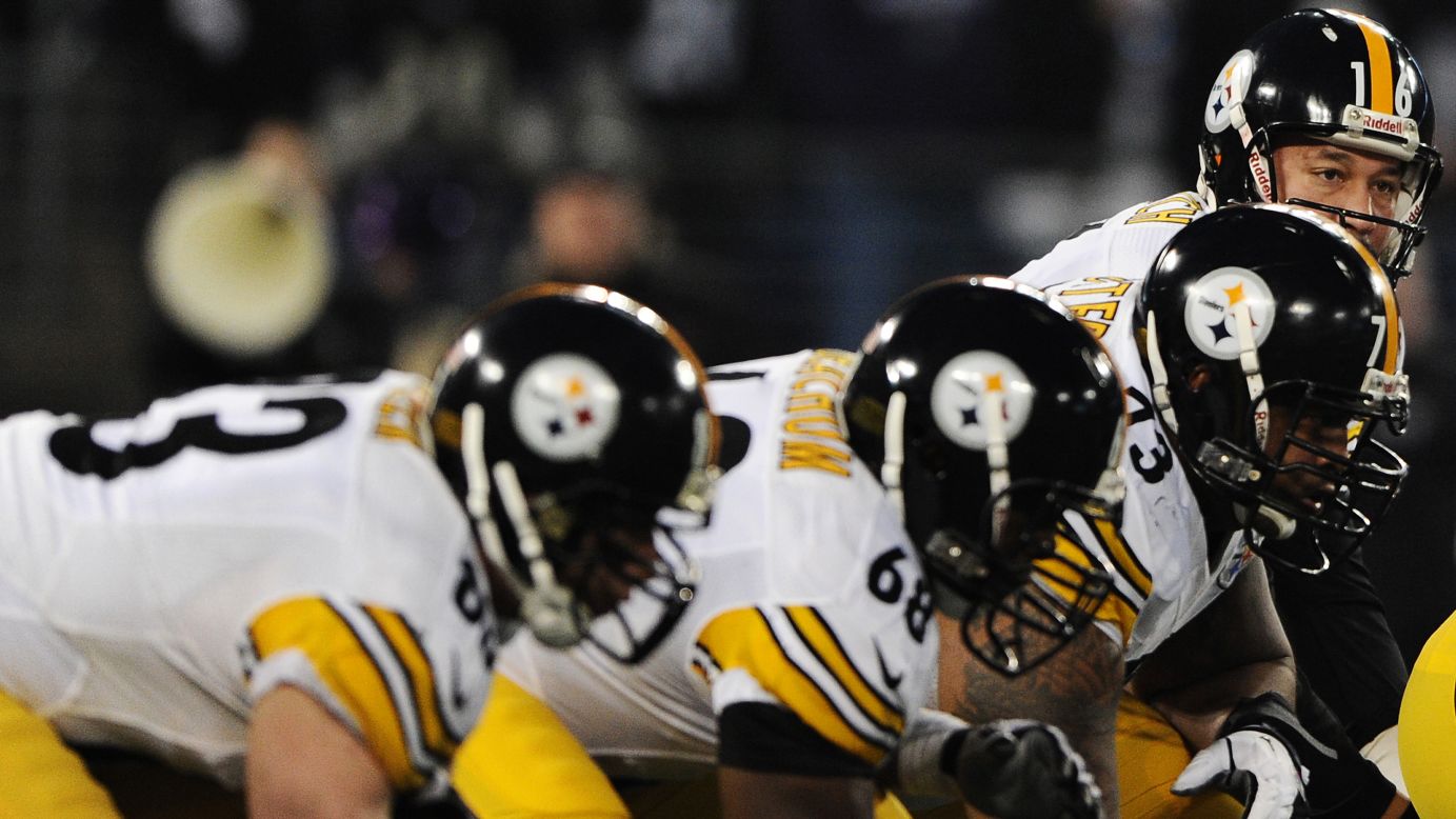 Quarterback Charlie Batch of the Pittsburgh Steelers looks at the Baltimore Ravens' defensive line on Sunday.