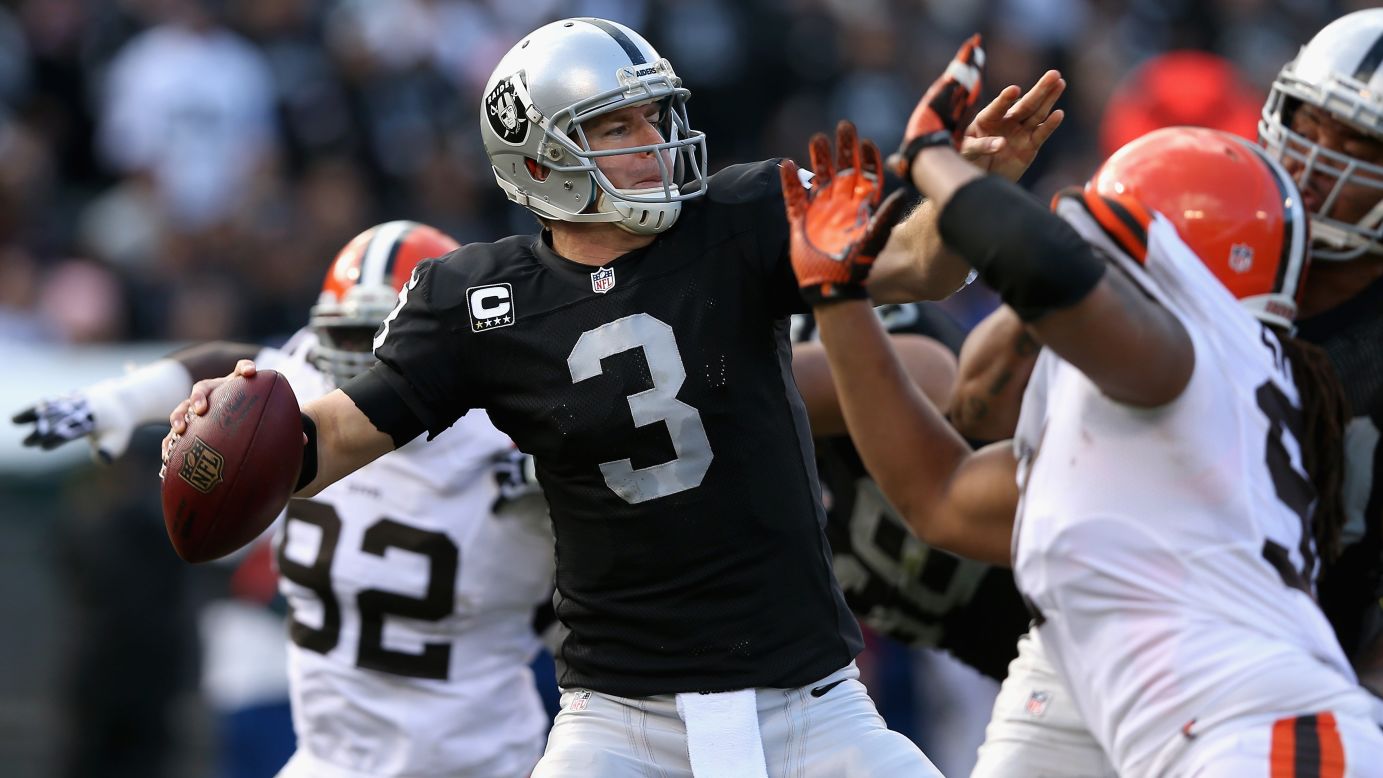 Carson Palmer of the Oakland Raiders throws the ball against the Cleveland Browns on Sunday.