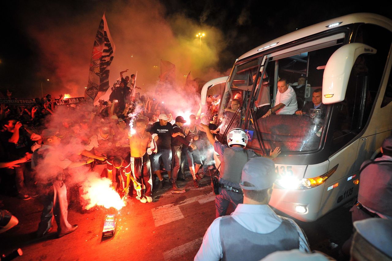 Hundred of fans followed the team bus from the Corinthians training camp to the airport.