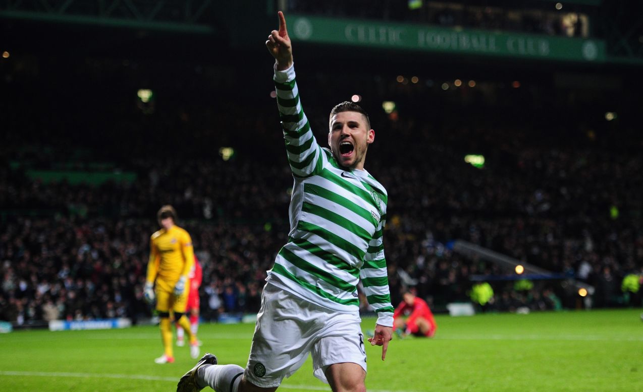 Gary Hooper and Kris Commons were the stars as Celtic claimed a 2-1 win over Spartak Moscow to clinch its place in the knockout phase.  Hooper's 21st minute strike gave the Scottish champions the lead, only for Ari to equalize six minutes before the break. Commons fired home the winner from the penalty spot with nine minutes remaining.
