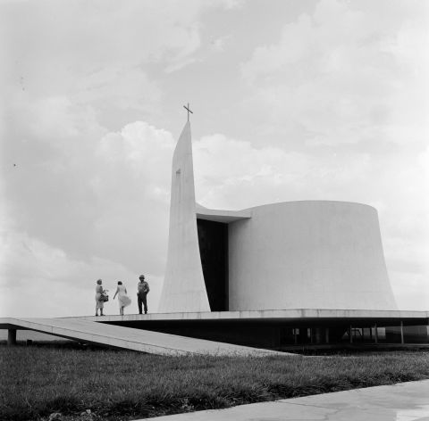 Circa 1955: A modern church in the grounds of the presidential palace in Brasilia designed by Oscar Niemeyer. The church is connected to the palace by an underground hallway.