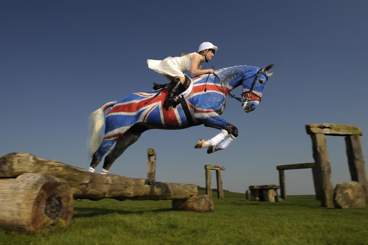 Rossa also painted a thoroughbred in the Union Jack as part of a special photoshoot for the Barbury International Horse Trials in Britain.