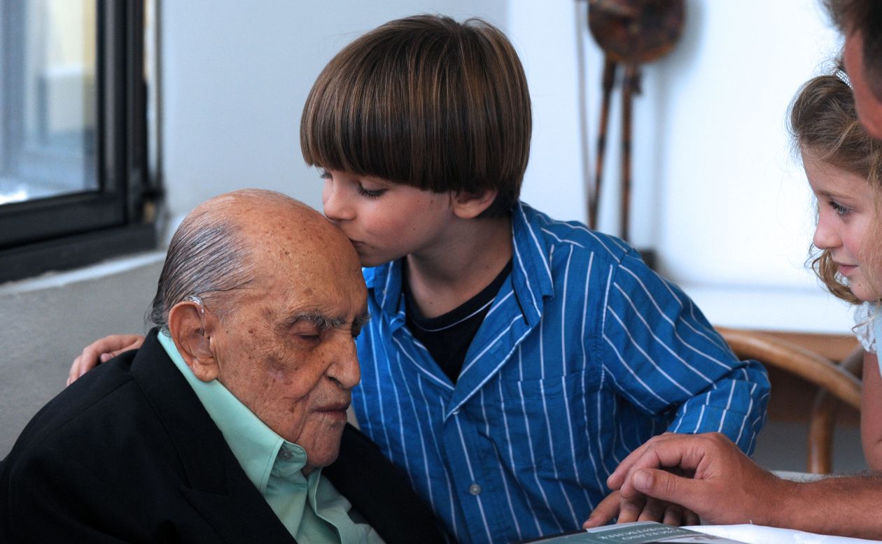 Niemeyer is kissed by great-great grandson Ivan during his 104th birthday celebration on December 15, 2011 in Rio de Janeiro.