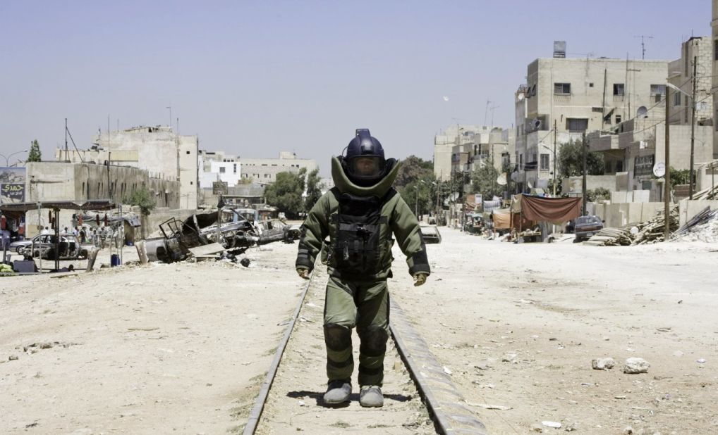 "The Hurt Locker," the 2009 best picture winner, is symbolic of a recent run of critically acclaimed films that have found little support at the box office.