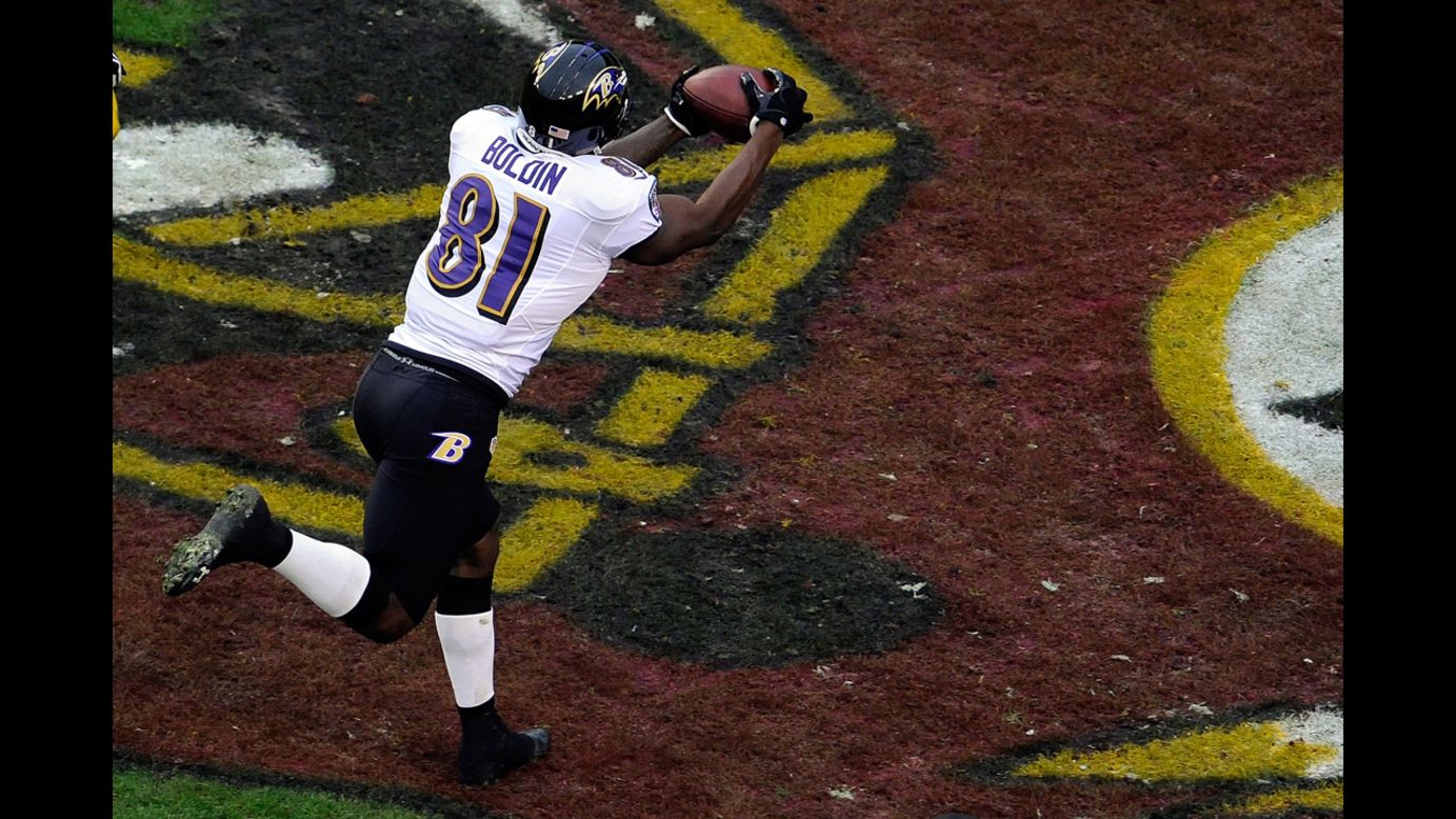 Anquan Boldin of the Ravens catches a pass for a touchdown in the first quarter on Sunday.