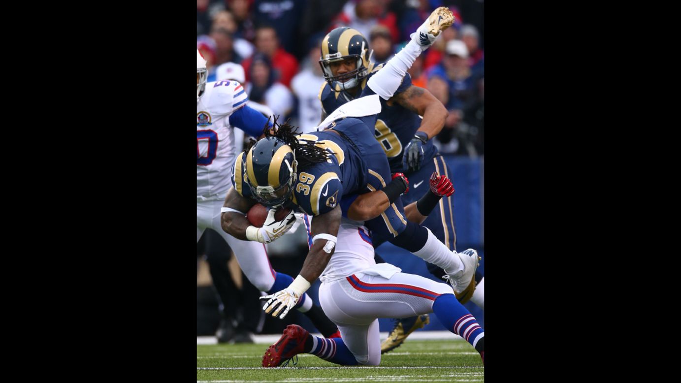 Rams quarterback Steven Jackson gets tackled on Sunday.
