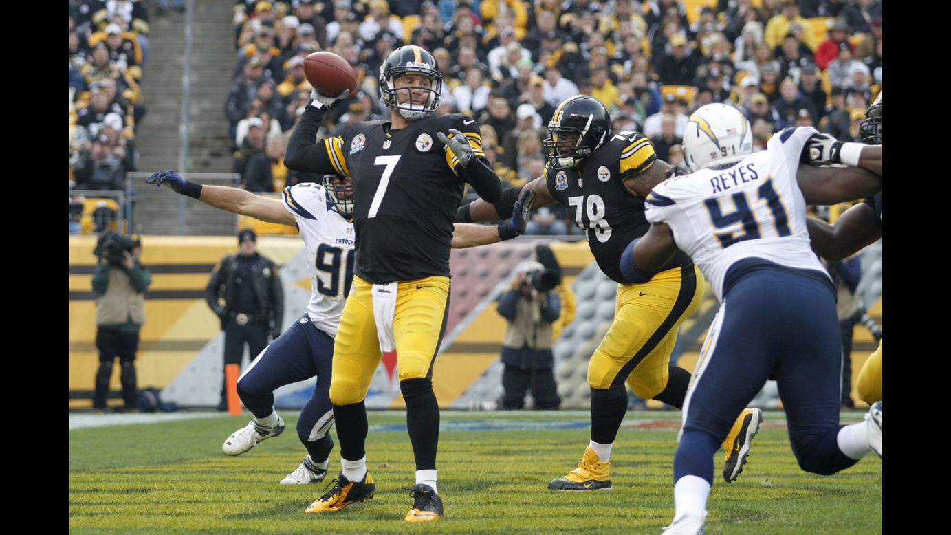 Steelers quarterback Ben Roethlisberger drops back to pass on Sunday.