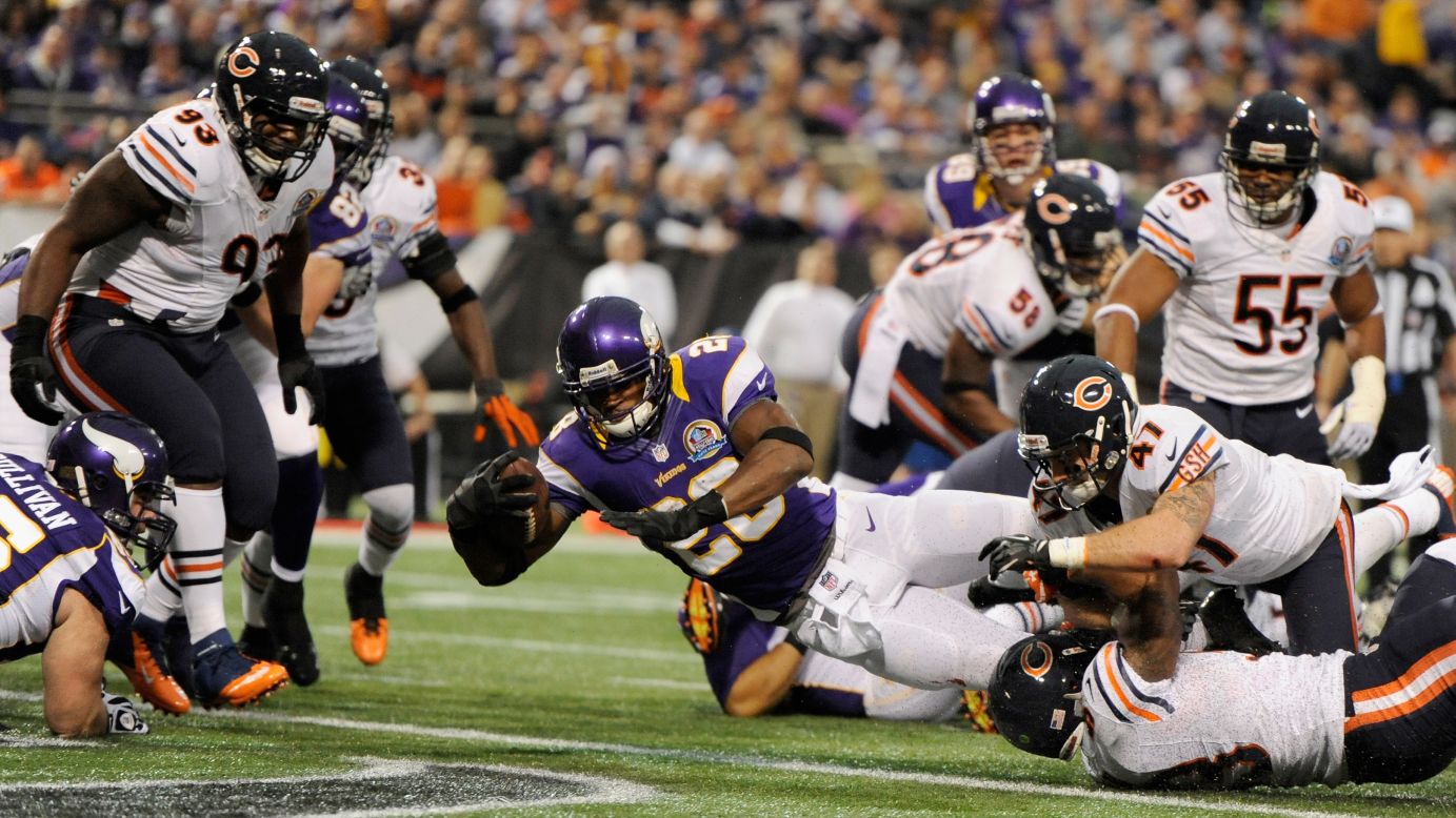 Vikings running back Adrian Peterson scores a touchdown during the first quarter against the Bears on Sunday.