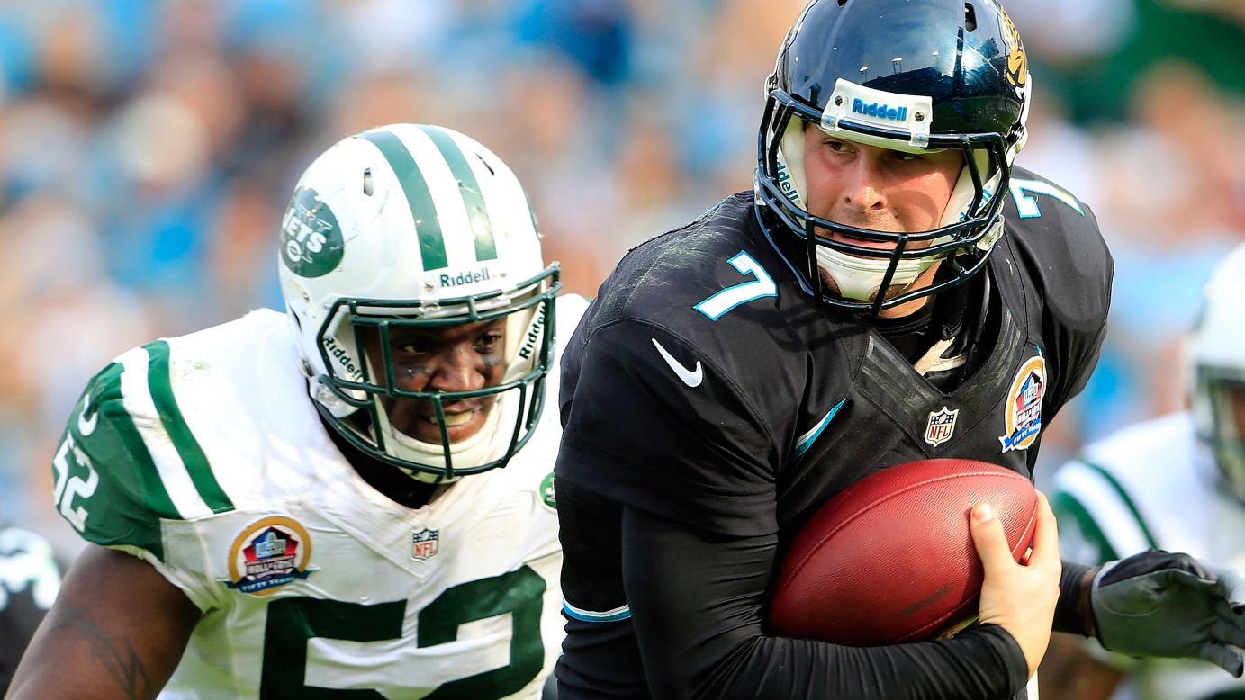 Jaguars quarterback Chad Henne is pressured by Jets linebacker David Harris on Sunday.