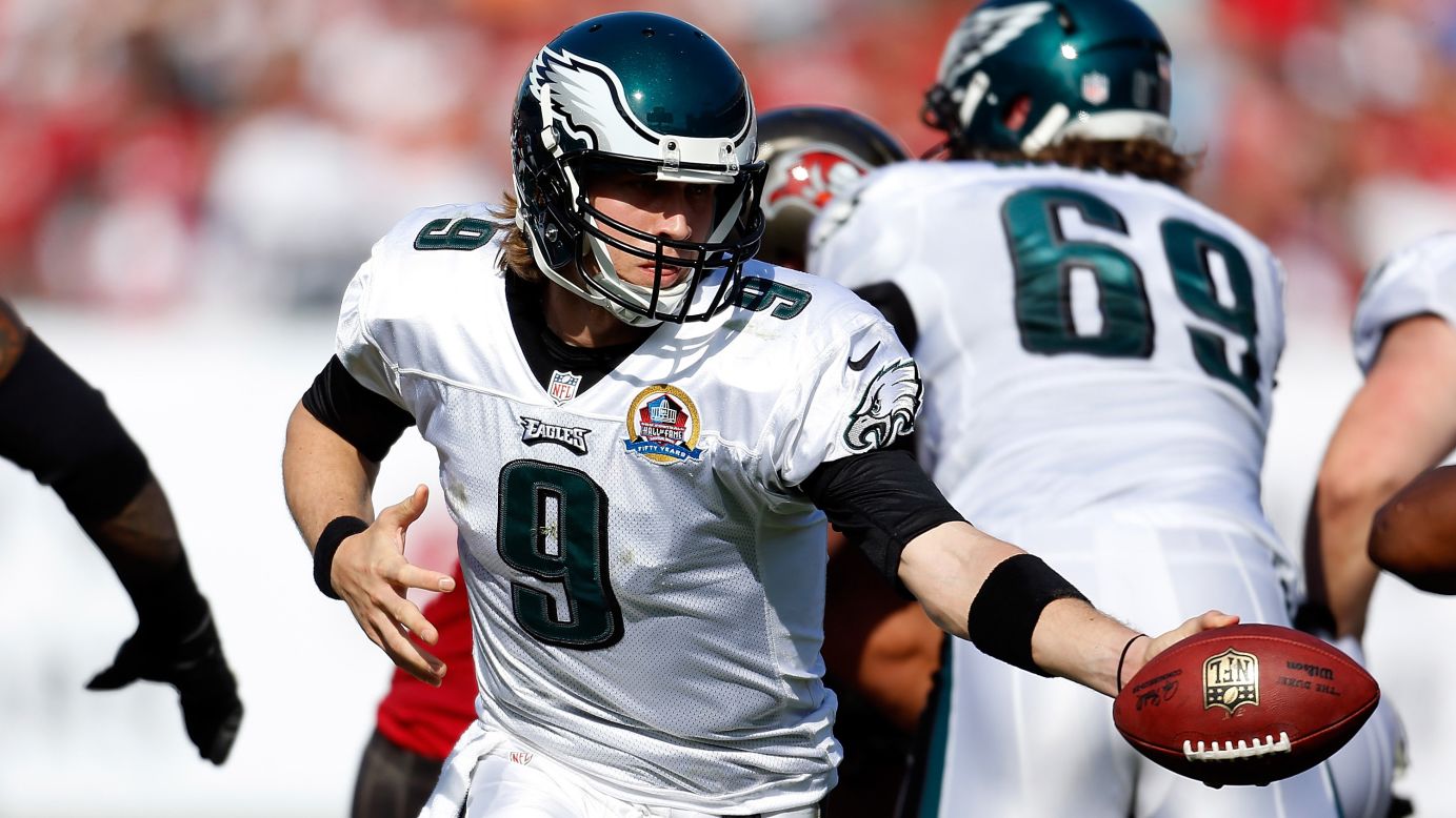 Quarterback Nick Foles of the Eagles hands the ball off against the Buccaneers on Sunday.