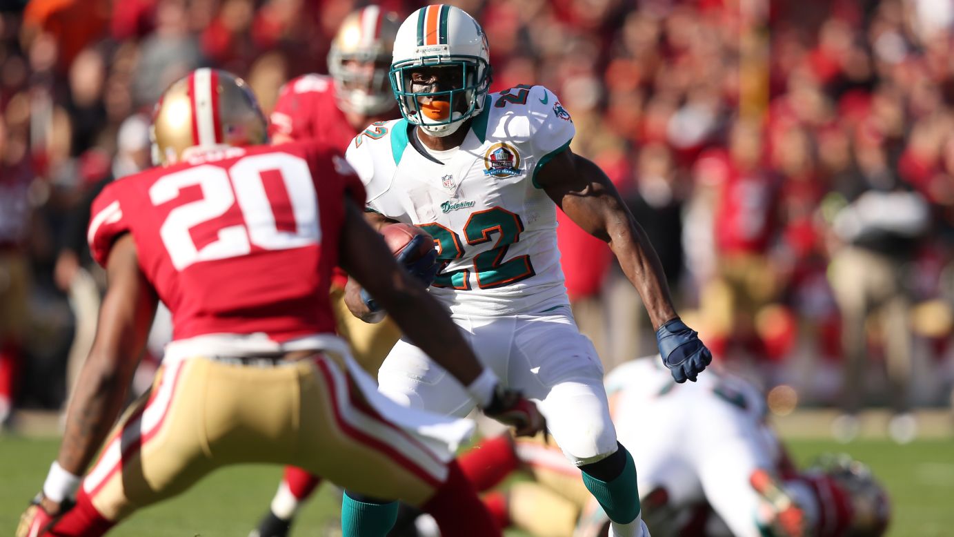 Dolphins running back Reggie Bush runs with the ball during the game against the 49ers on Sunday.