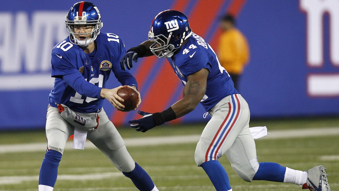 Giants quarterback Eli Manning fakes a handoff to running back Ahmad Bradshaw on Sunday.