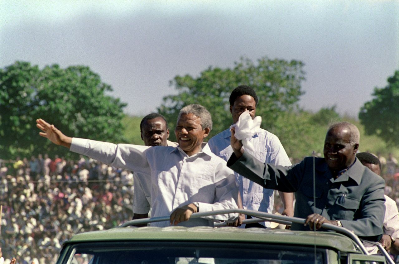 Mandela y el presidente de Zambia, Kenneth Kaunda llegan a un mitin del ANC, el 3 de marzo de 1990, en Lusaka, Zambia. Mandela fue elegido presidente de la ANC el año que viene.