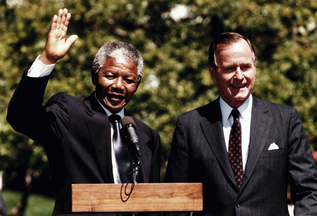 Tras su liberación en 1990, Mandela salió de gira y se reunió al entonces presidente estadounidense George Bush en la Casa Blanca.