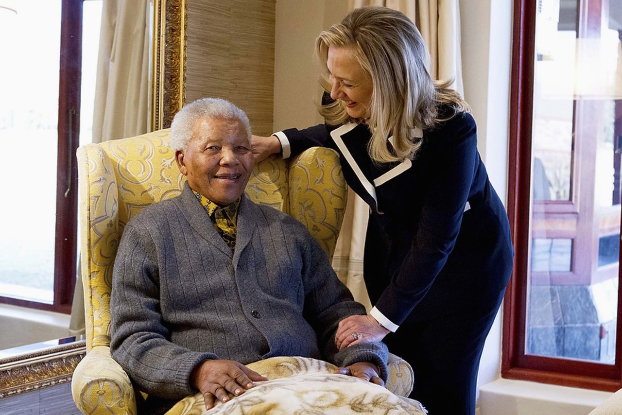 La entonces secretaria de Estado de EE.UU. Hillary Clinton se reúne con Mandela en su casa de Qunu, Sudáfrica, el 6 de agosto de 2012.