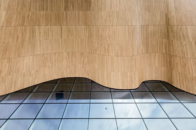 The elegant curve of the Kilden Theatre ceiling is a real showpiece of craftsmanship in wood, made out of local oak planks. All images © <a href="index.php?page=&url=http%3A%2F%2Fwww.uusheimo.com" target="_blank" target="_blank">Tuomas Uusheimo</a>