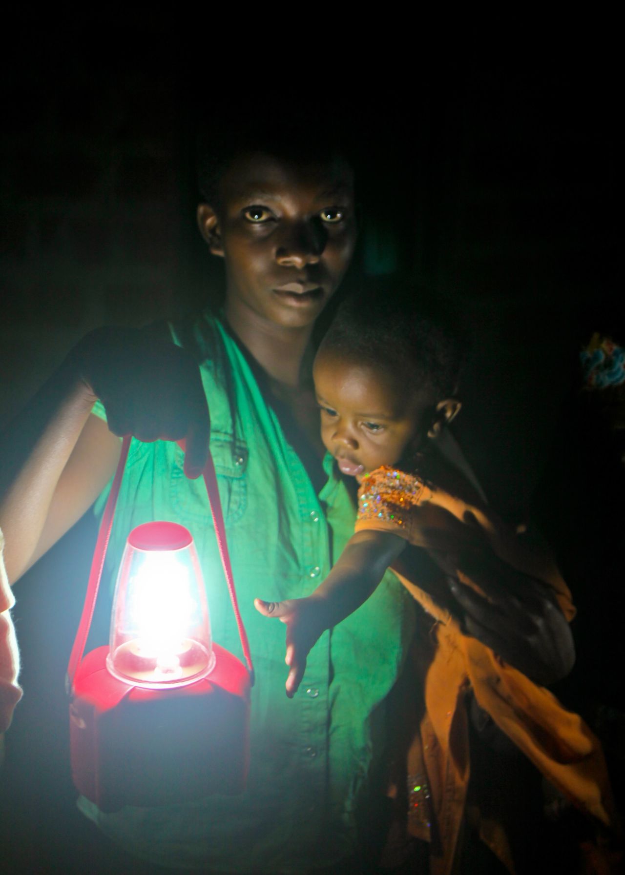 Households in rural areas removed from the electricity grid rely mainly on fuel-based devices such as kerosene lamps for access to light. Such lanterns, however, are polluting and expensive: they emit toxic fumes, pose fire hazards and also put a strain on family budgets. 