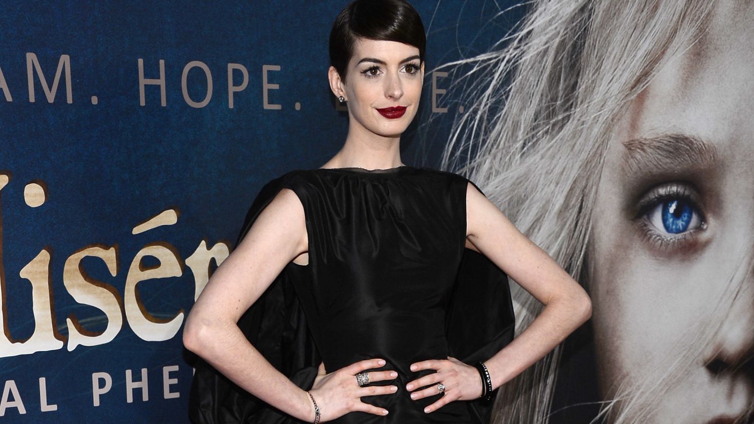 Anne Hathaway had an incident at the New York premiere of her new film, "Les Misérables." 