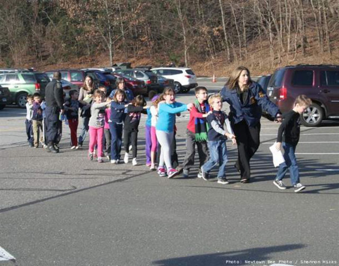 Veinte niños y 6 adultos murieron en el tiroteo en la Escuela Primaria Sandy Hook de Newtown, Connecticut.