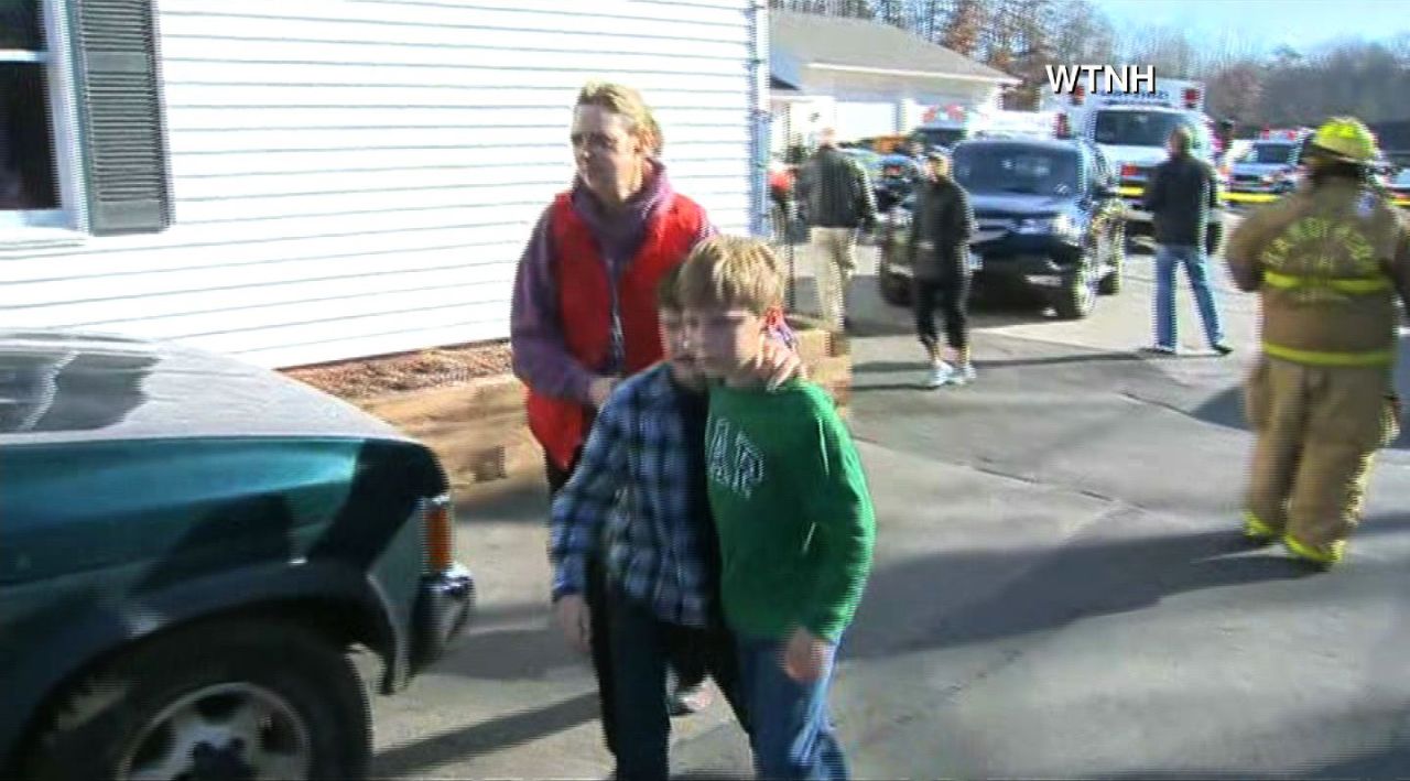 Veinte niños y 6 adultos murieron en el tiroteo en la Escuela Primaria Sandy Hook de Newtown, Connecticut.