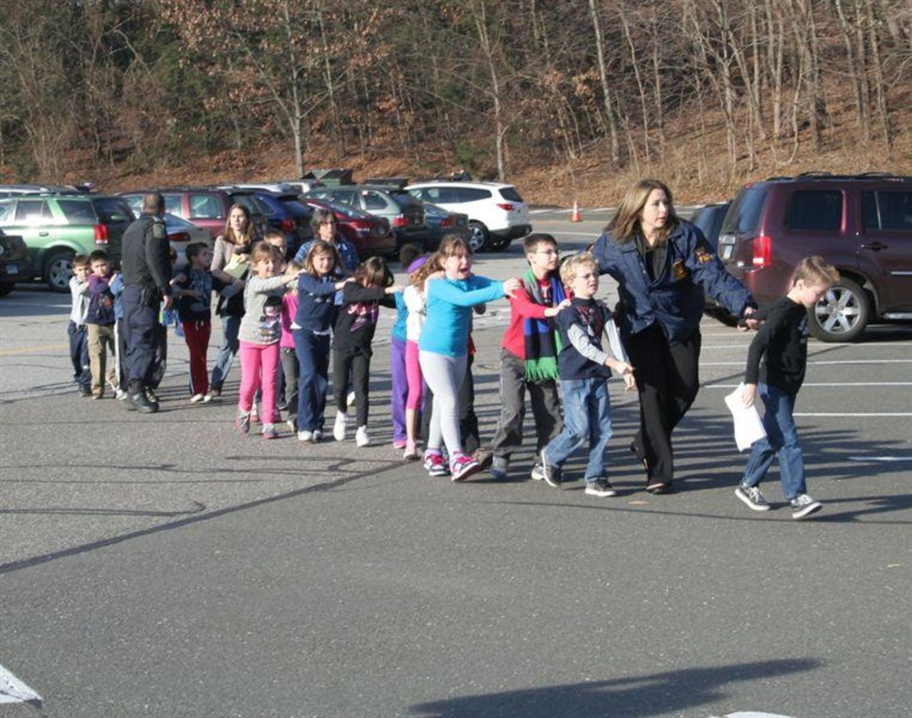 Veinte niños y 6 adultos murieron en el tiroteo en la Escuela Primaria Sandy Hook de Newtown, Connecticut.