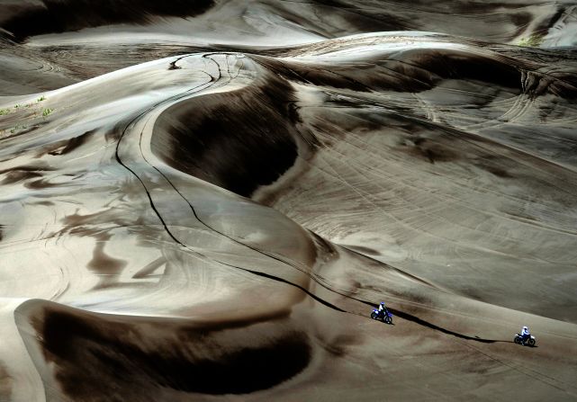The cancellation of the 2008 Dakar prompted the the 31st edition of the race to be moved to South America. There were victories for Marc Coma in the bike category, Josef Machacek in the quad category, Giniel De Villiers in the car category and Firdaus Kabirov in the truck category.