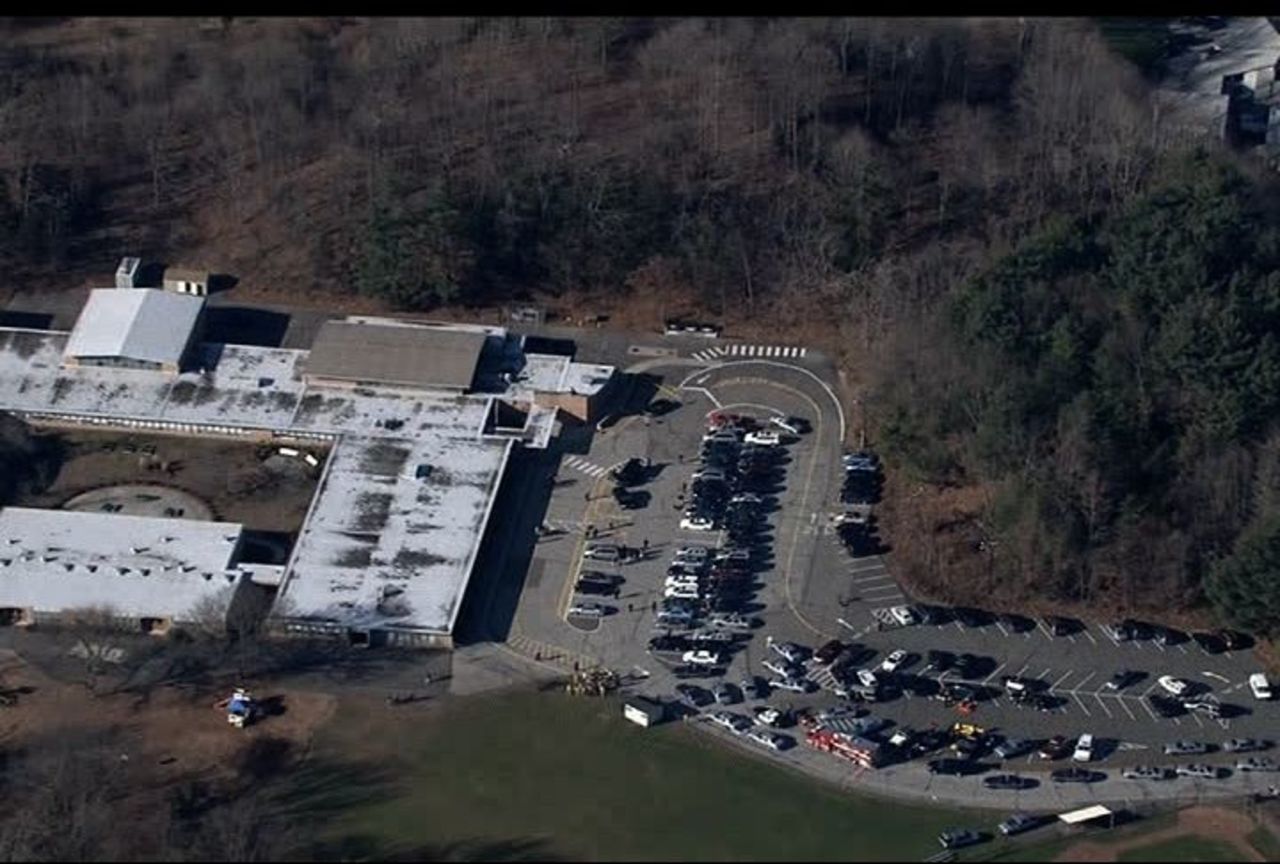 Veinte niños y 6 adultos murieron en el tiroteo en la Escuela Primaria Sandy Hook de Newtown, Connecticut.