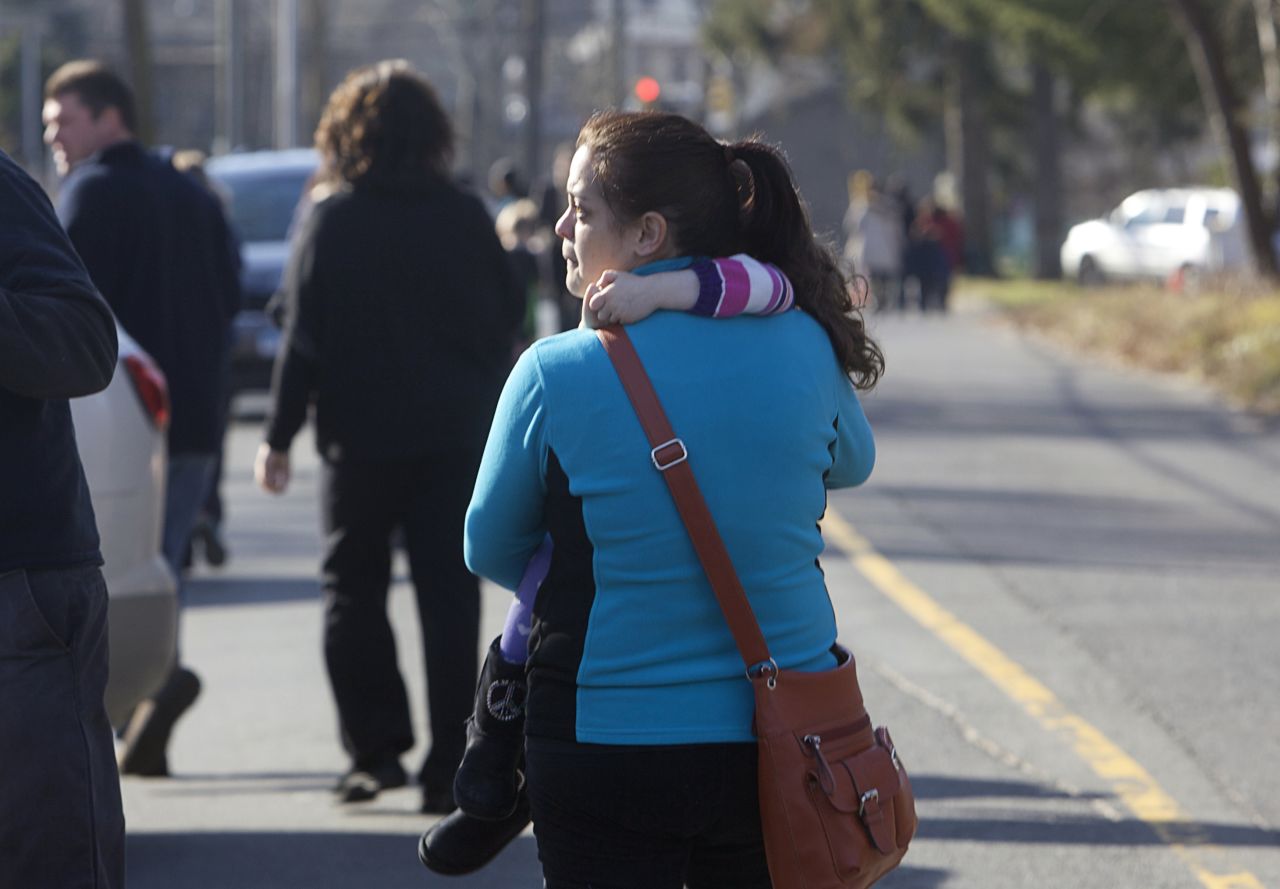 Decenas de personas murieron en un tiroteo en la Escuela Primaria Sandy Hook de Newtown, Connecticut, muchos de ellos niños.