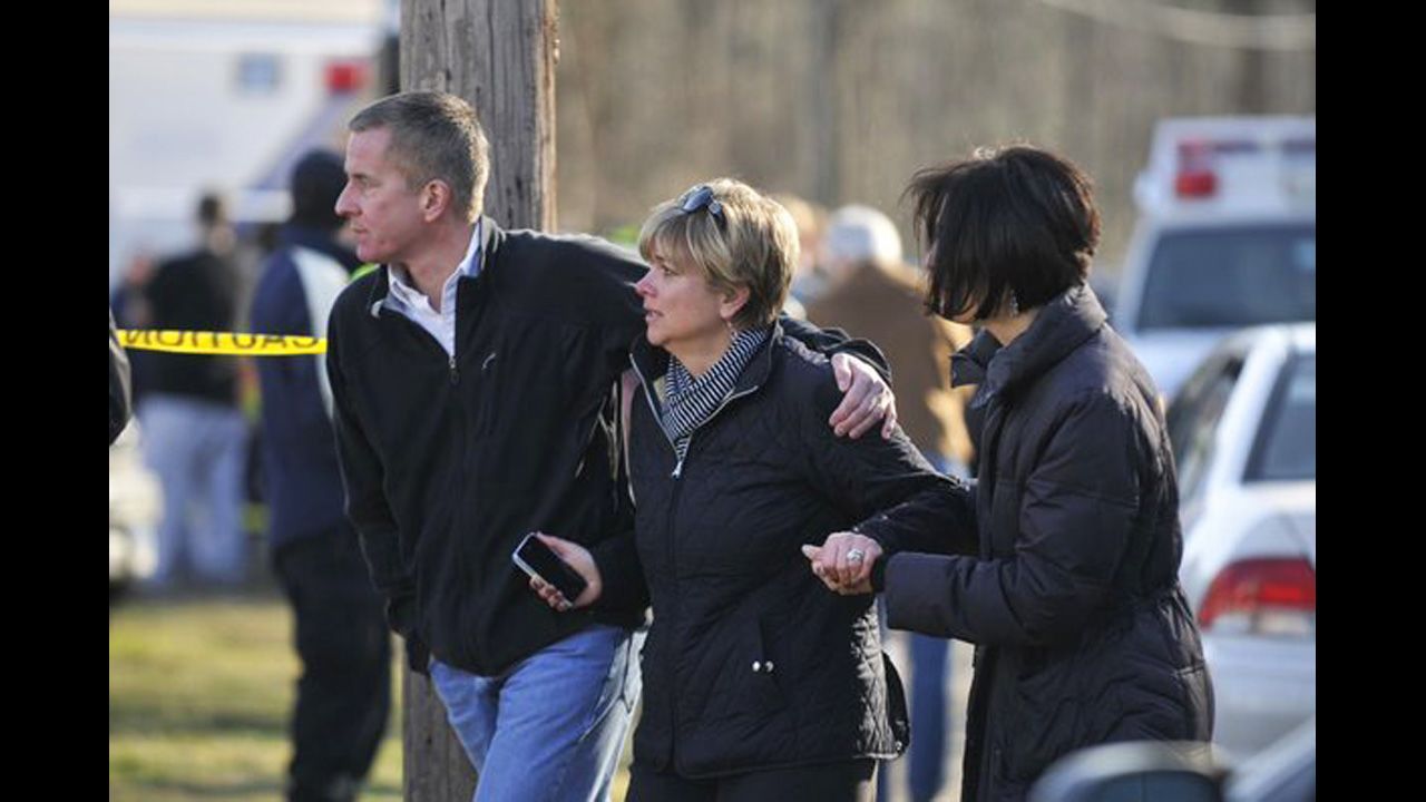 Veinte niños y 6 adultos murieron en el tiroteo en la Escuela Primaria Sandy Hook de Newtown, Connecticut.