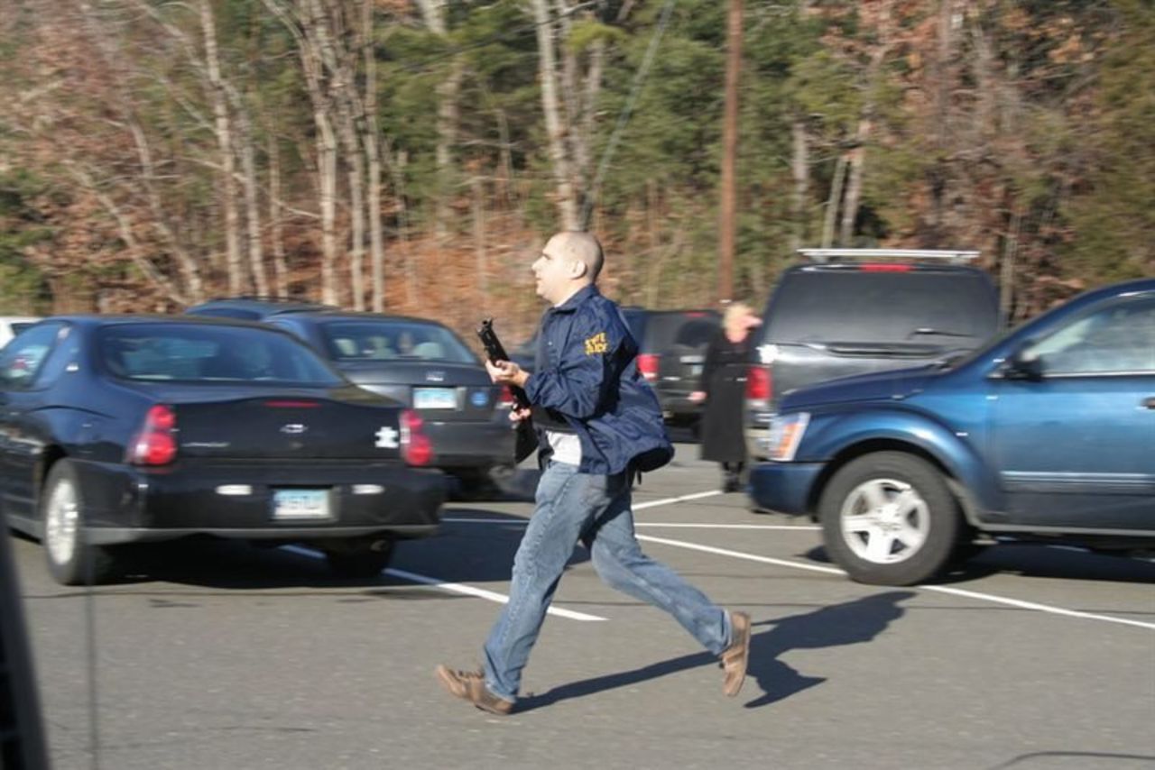 Veinte niños y 6 adultos murieron en el tiroteo en la Escuela Primaria Sandy Hook de Newtown, Connecticut.
