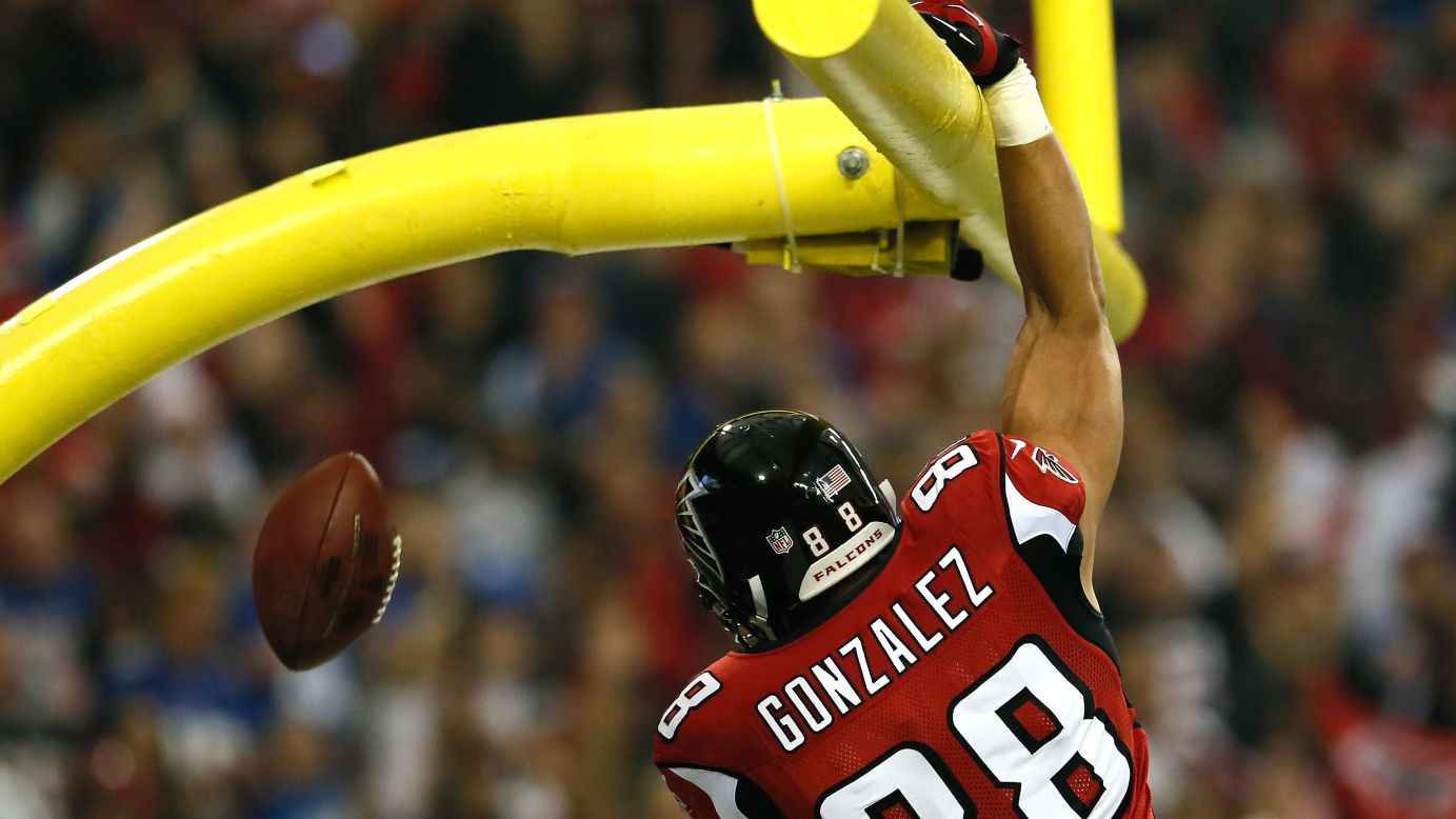 Tony Gonzalez of the Falcons celebrates a touchdown against the Giants on Sunday.