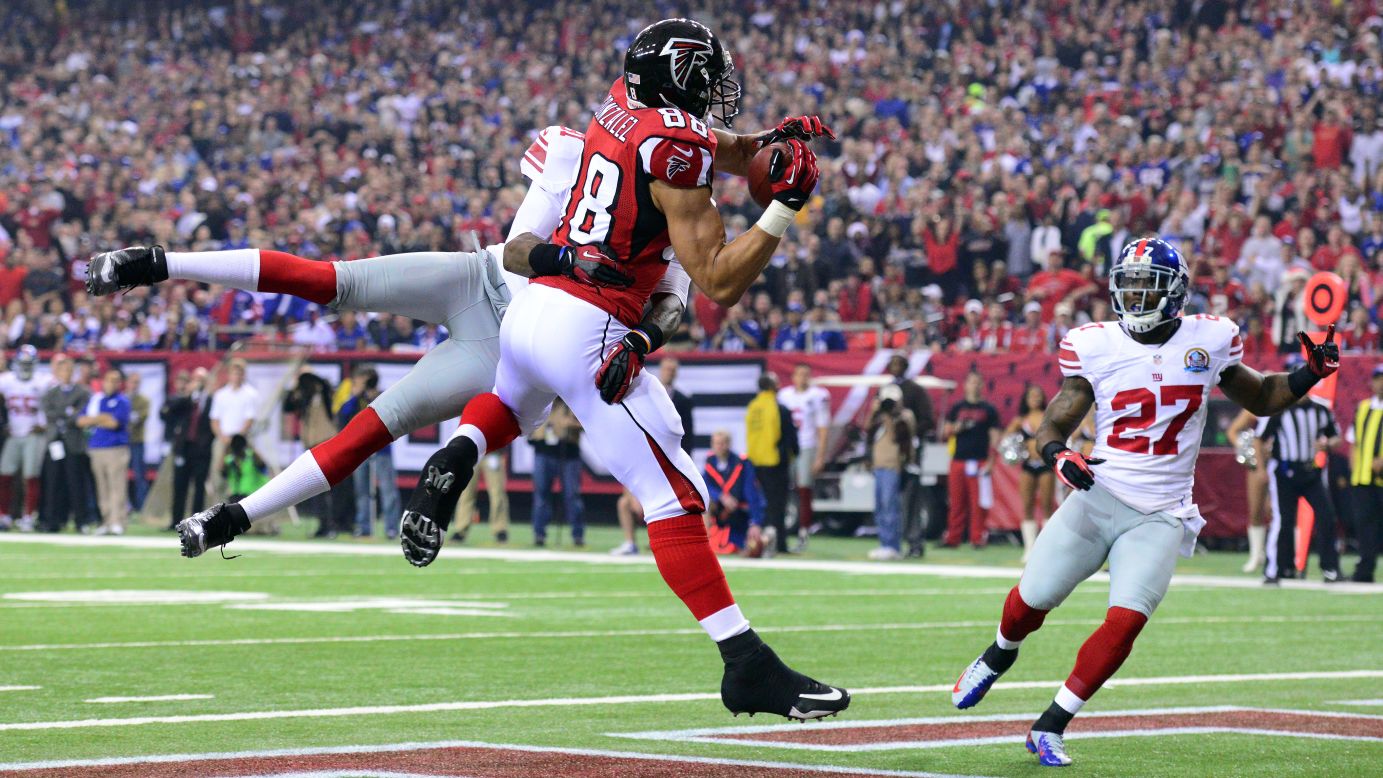 Tony Gonzalez of the Falcons makes a catch for a first quarter touchdown against the Giants on Sunday.