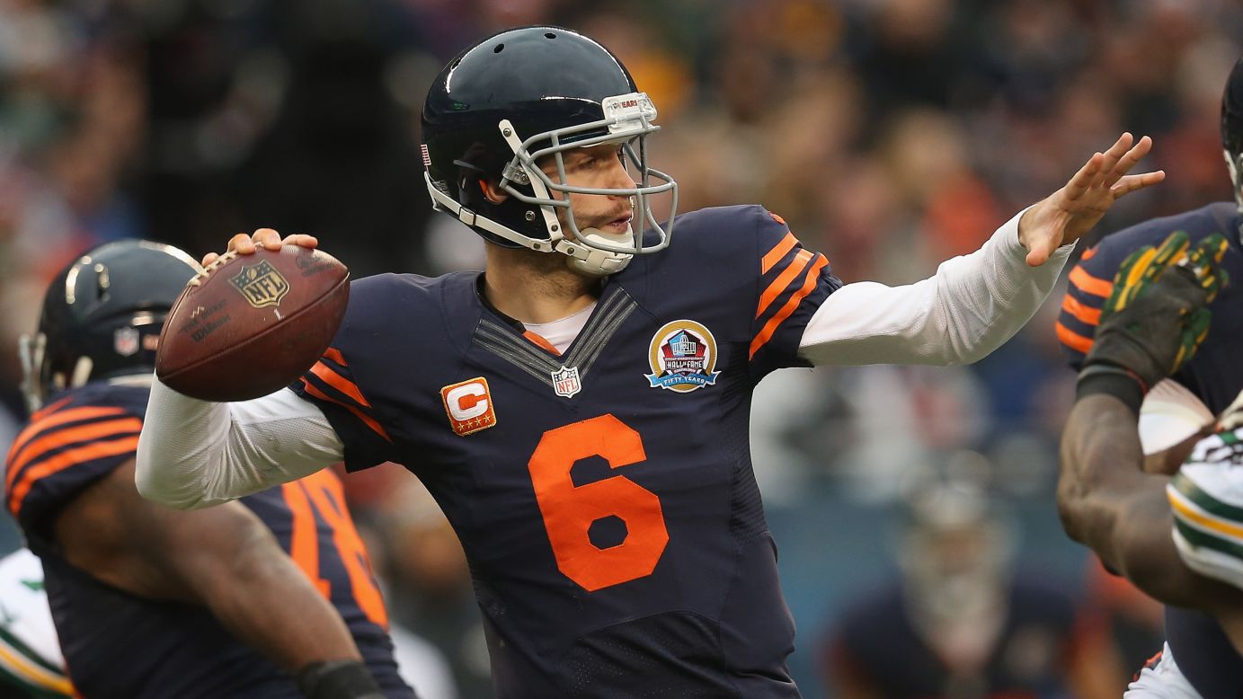 Jay Cutler of the Bears passes against the Packers on Sunday.