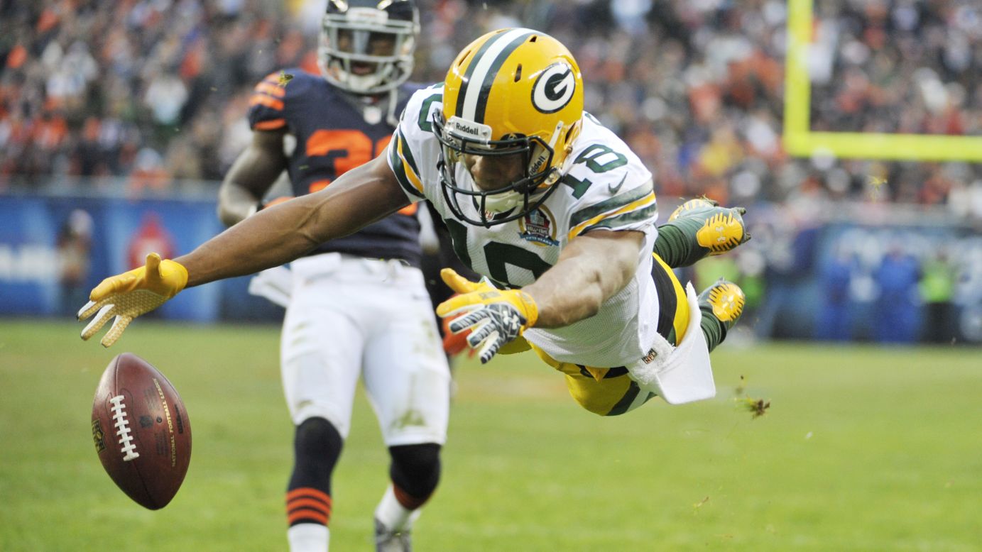 Randall Cobb of the Packers misses a catch against the Bears on Sunday.