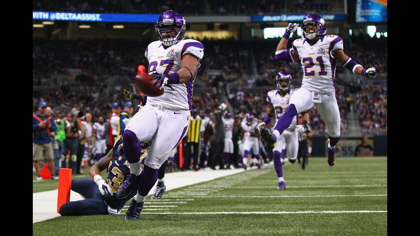 Everson Griffen of the Vikings scores a touchdown after incepting a pass against the Rams on Sunday.