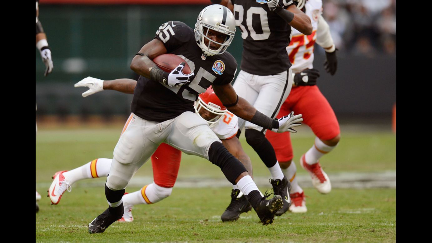 Mike Goodson of the Raiders rushes and gains 11 yards against the Chiefs in the first quarter on Sunday.
