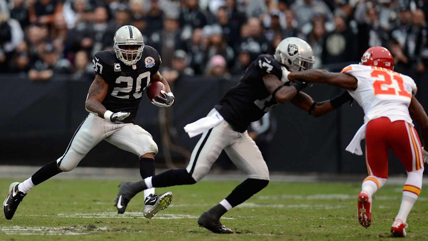 Darren McFadden of the Raiders rushes with the ball against the Chiefs in the first quarter on Sunday.