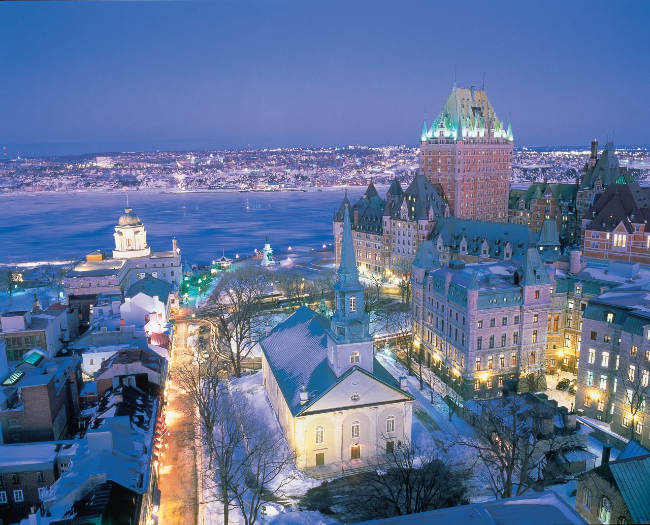 Condé Nast Traveler announced its 2013 Readers' Choice Awards yesterday. Québec City squeezed into the top 10 of the world's Top 25 Cities, due to its "old-world charm," "awesome historic assets" and "great shopping," according to CN Traveler readers.
