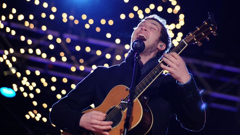 Idol's' Phillips files claim against producers | CNN