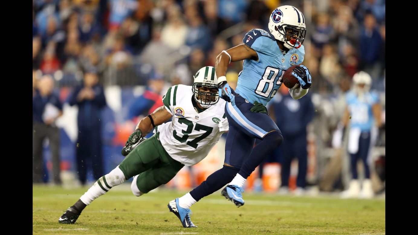 Titans wide receiver Nate Washington runs with the ball after catching a pass from quarterback Jake Locker in the first quarter on Monday.